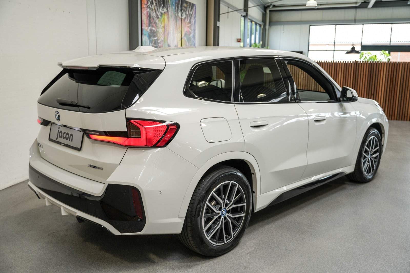 Hvid BMW iX1 fra 2025