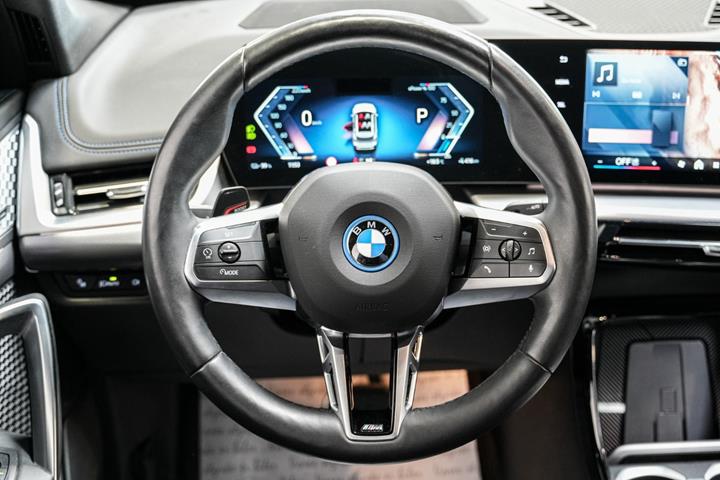 Hvid BMW iX1 fra 2025