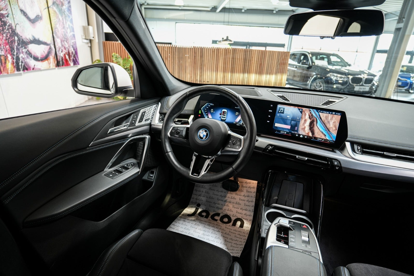 Hvid BMW iX1 fra 2025