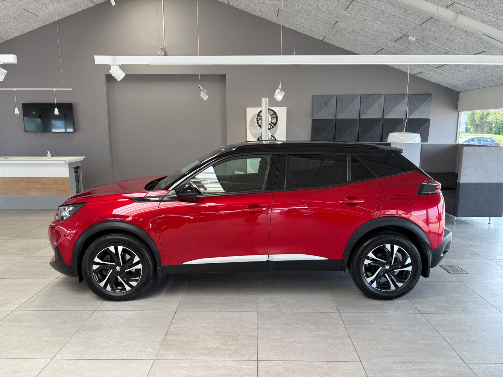 Rød Peugeot 2008 fra 2020
