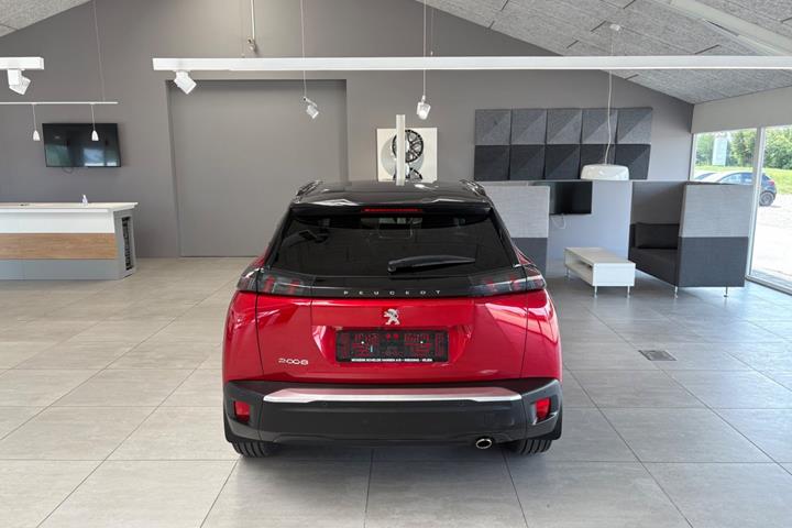 Rød Peugeot 2008 fra 2020
