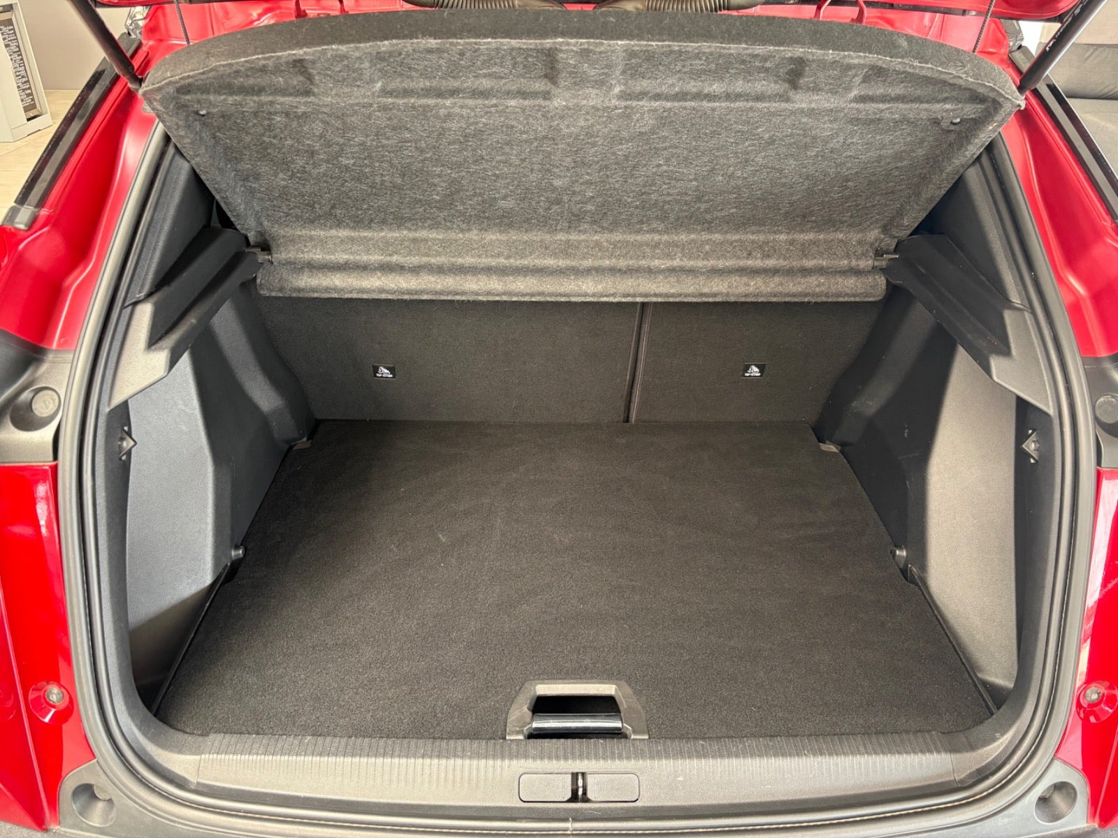 Rød Peugeot 2008 fra 2020