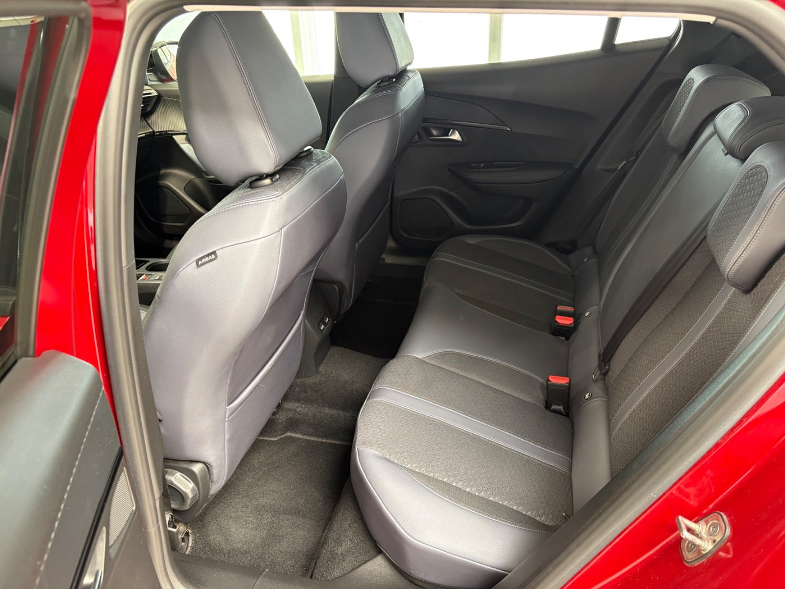 Rød Peugeot 2008 fra 2020
