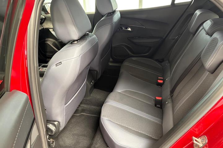 Rød Peugeot 2008 fra 2020