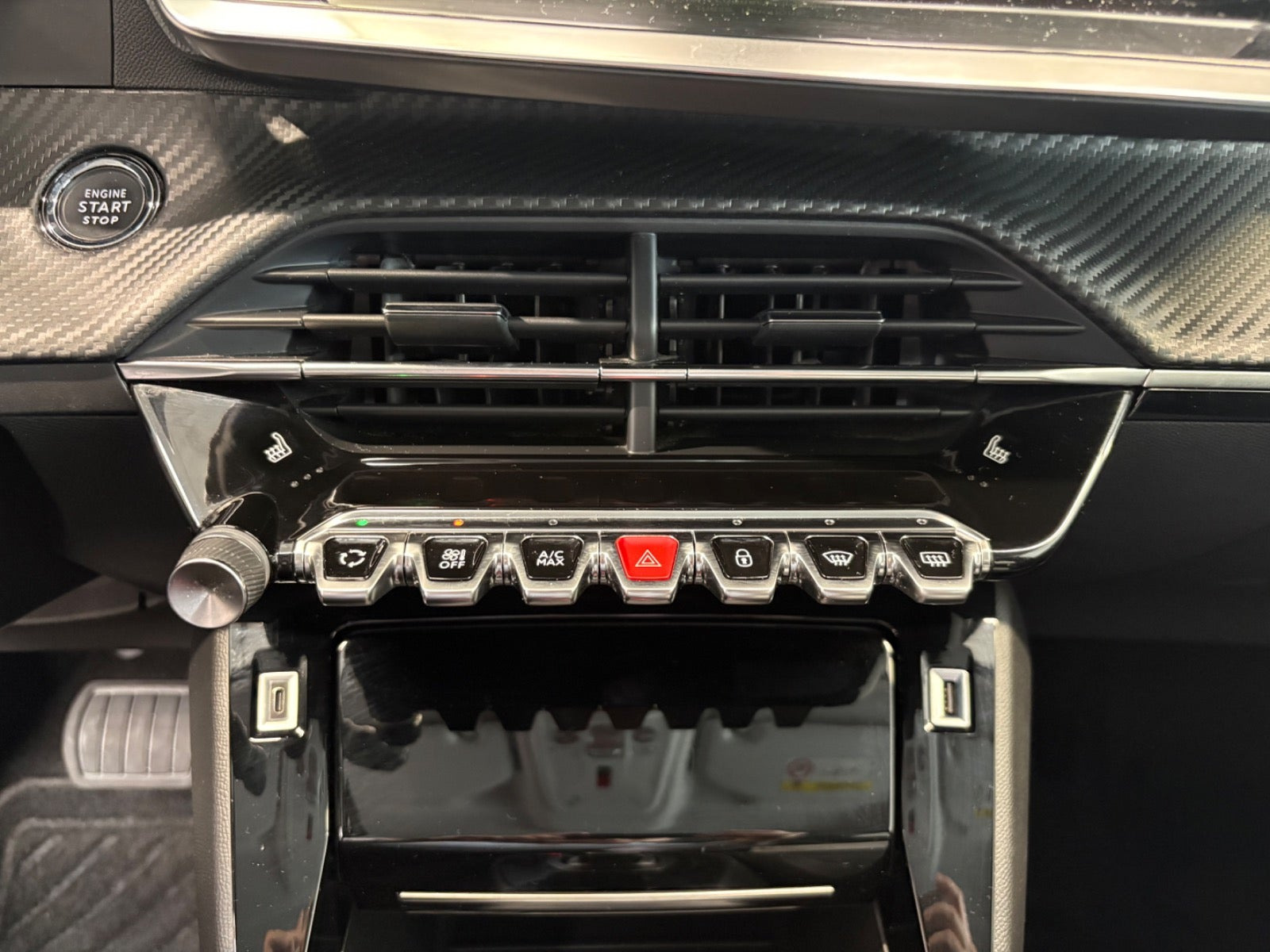 Rød Peugeot 2008 fra 2020
