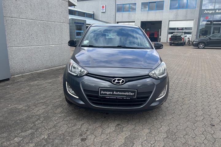 Grå Hyundai i20 fra 2014