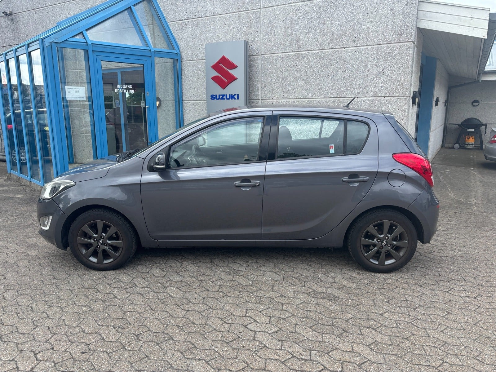 Grå Hyundai i20 fra 2014
