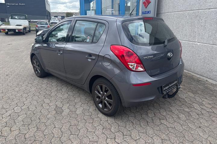 Grå Hyundai i20 fra 2014