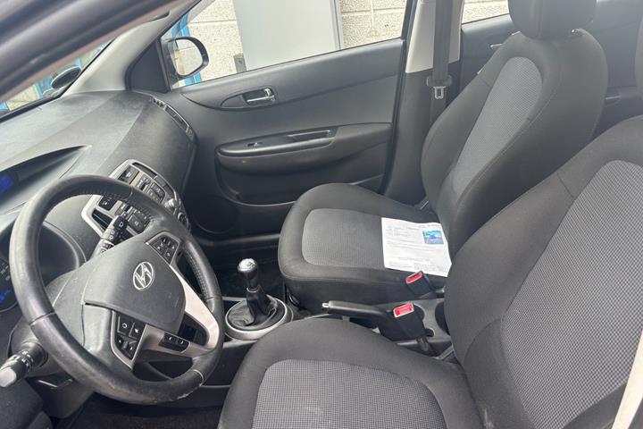 Grå Hyundai i20 fra 2014