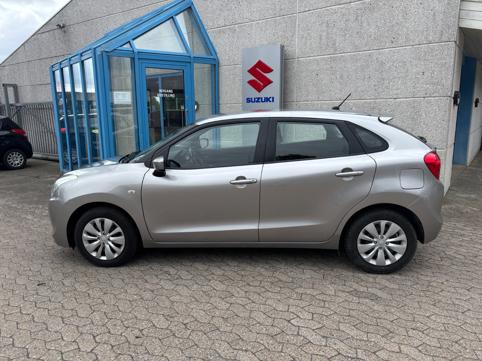 Grå Suzuki Baleno fra 2018