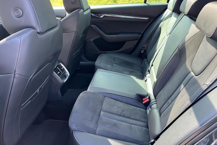 Grå Skoda Octavia fra 2020