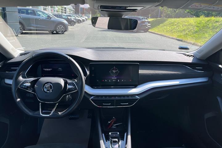 Grå Skoda Octavia fra 2020