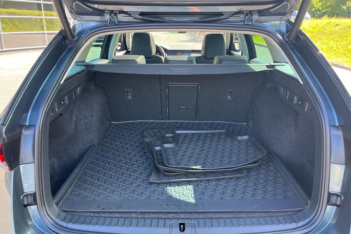 Grå Skoda Octavia fra 2020