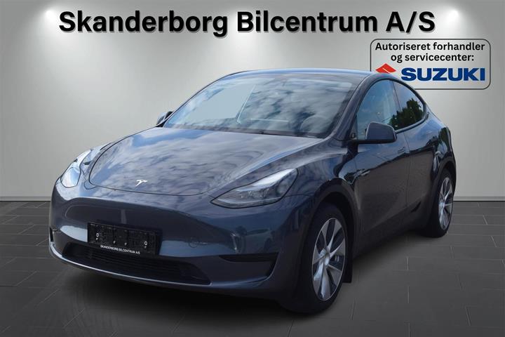 Grå Tesla Model Y fra 2023