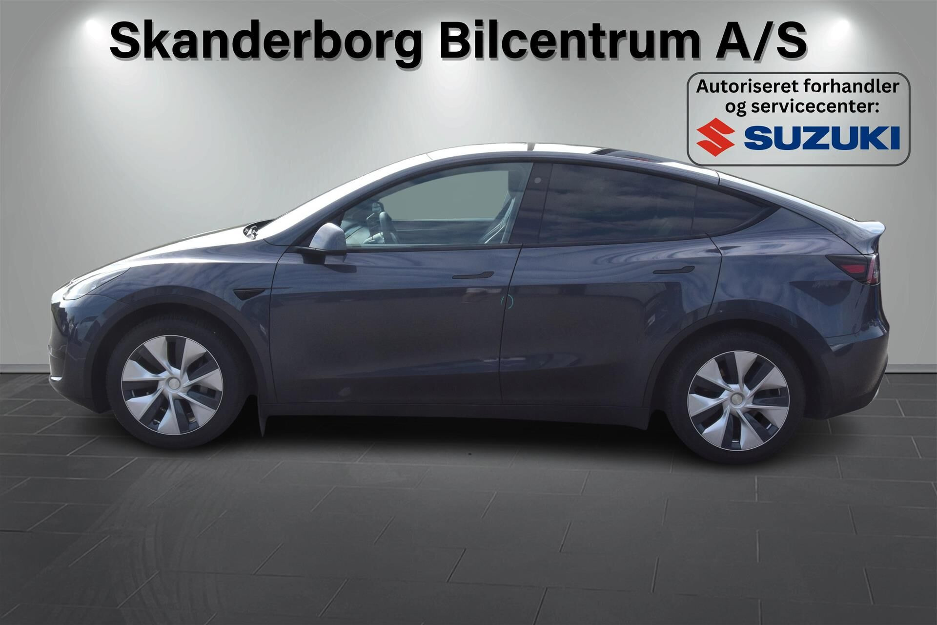 Grå Tesla Model Y fra 2023