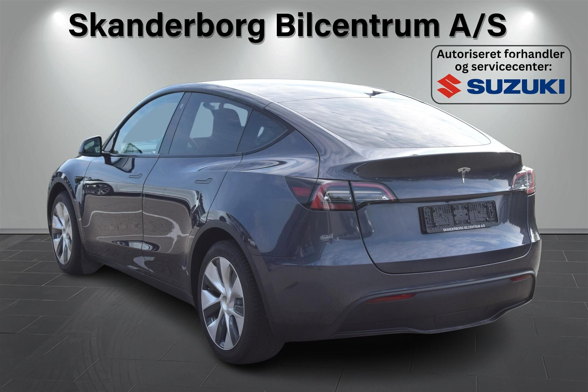 Grå Tesla Model Y fra 2023