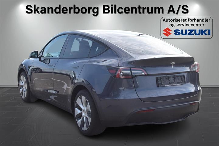 Grå Tesla Model Y fra 2023