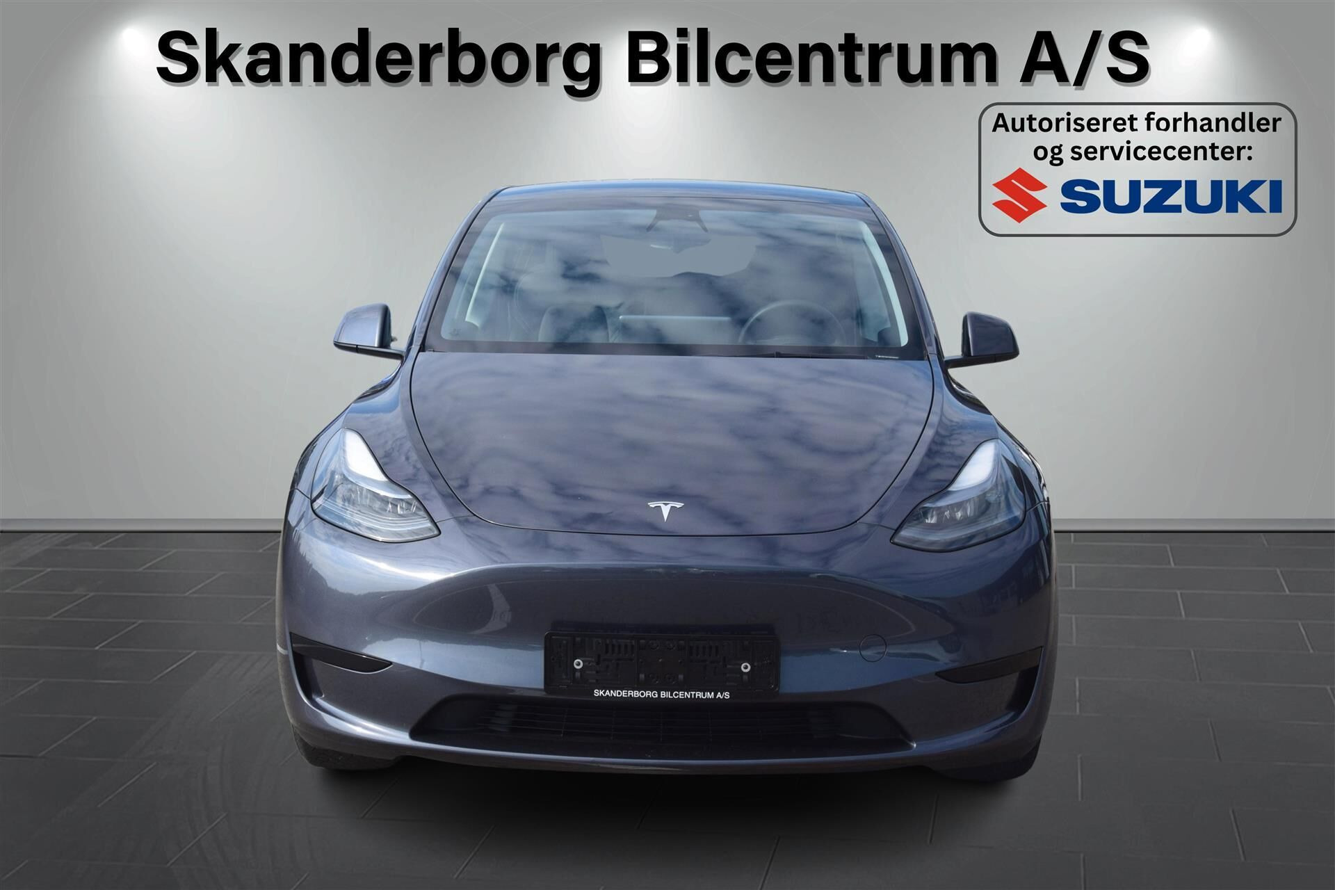 Grå Tesla Model Y fra 2023