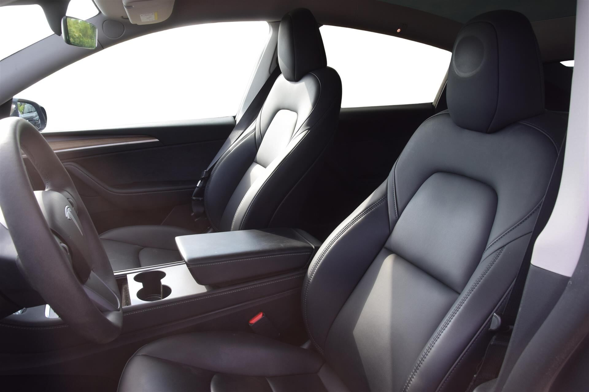 Grå Tesla Model Y fra 2023