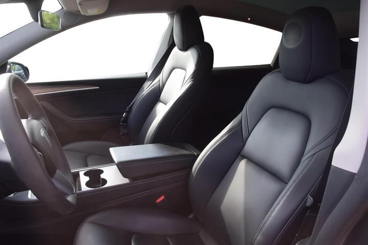 Grå Tesla Model Y fra 2023