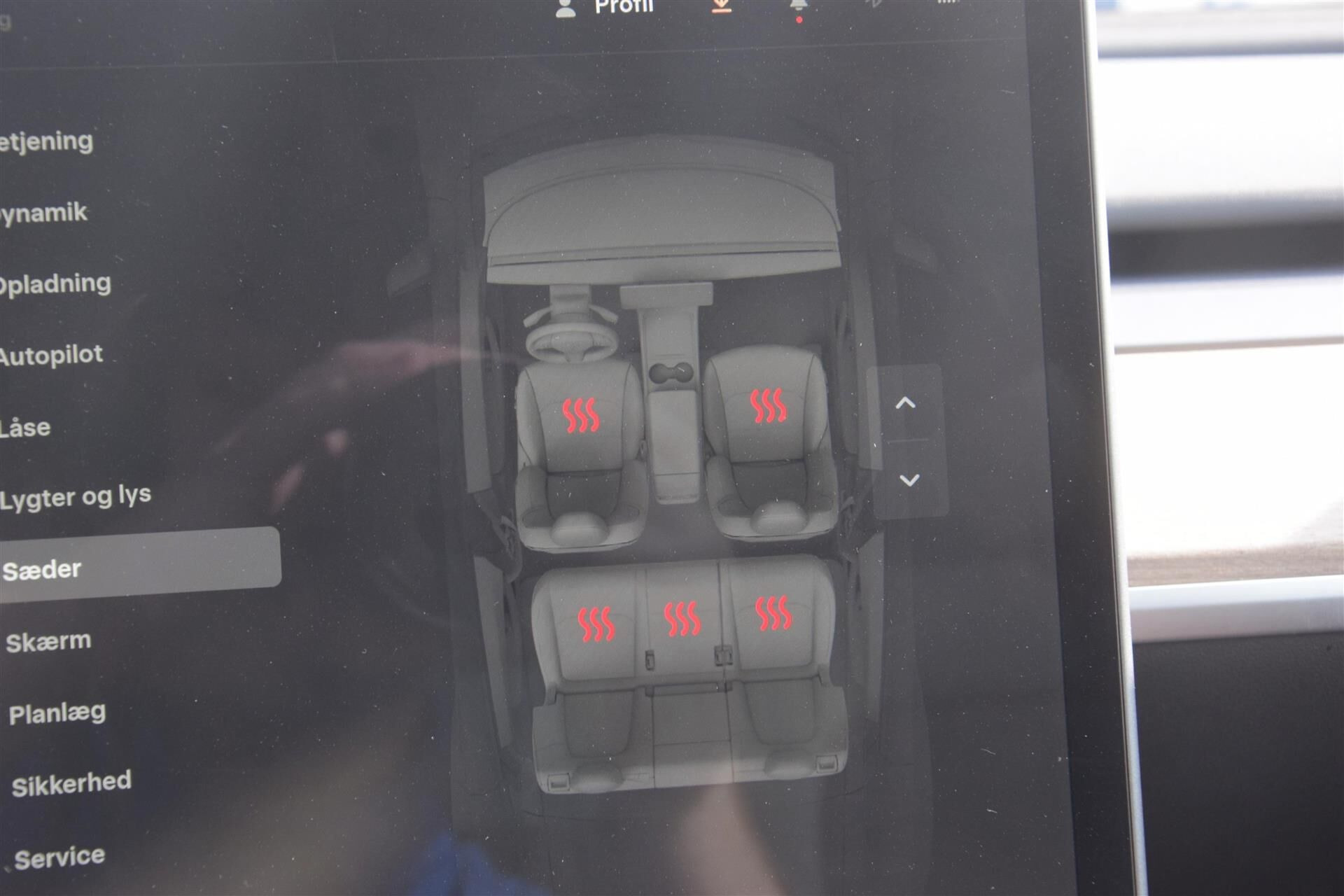 Grå Tesla Model Y fra 2023