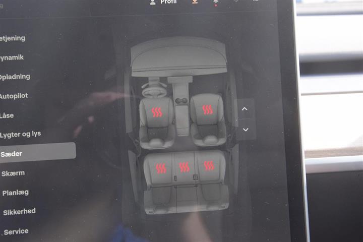 Grå Tesla Model Y fra 2023