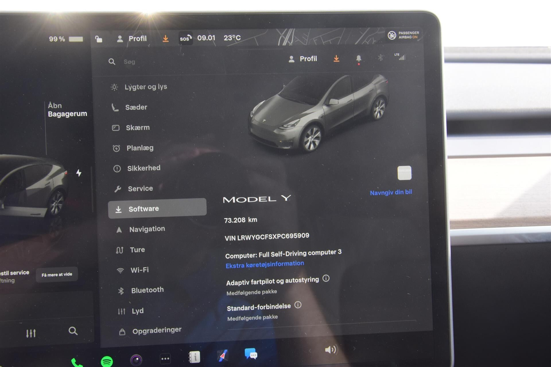Grå Tesla Model Y fra 2023