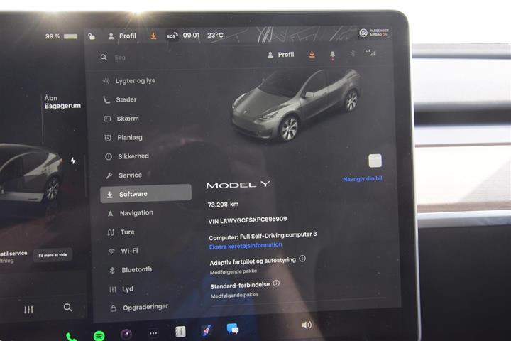 Grå Tesla Model Y fra 2023