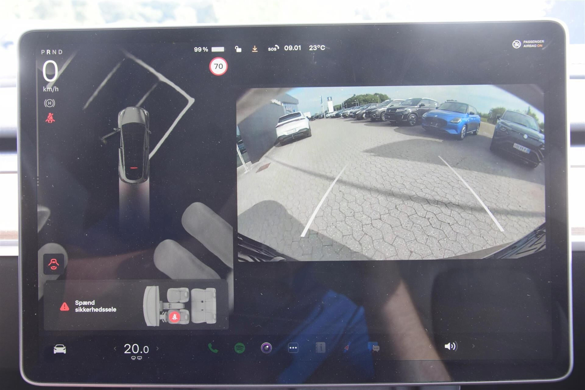 Grå Tesla Model Y fra 2023