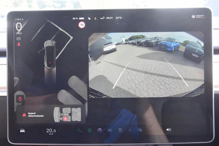 Grå Tesla Model Y fra 2023