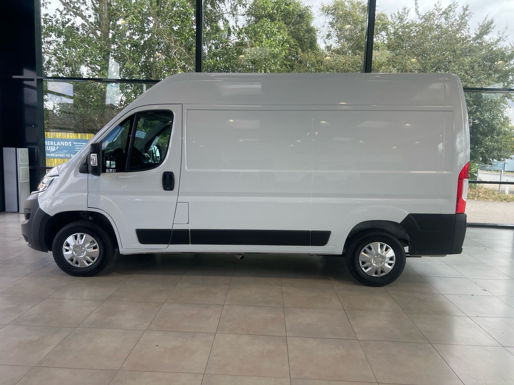 Hvid Opel Movano fra 2022