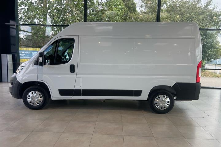 Hvid Opel Movano fra 2022