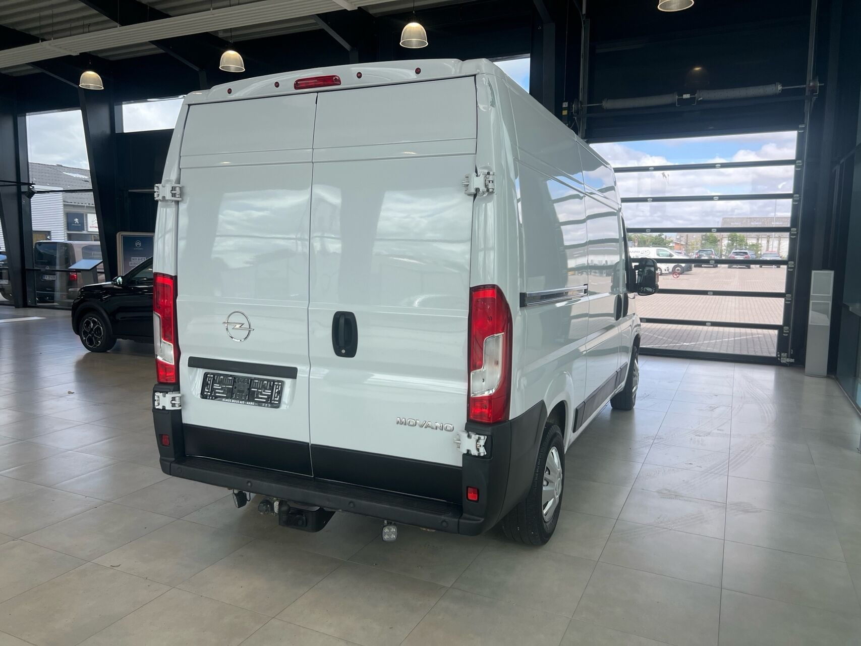 Hvid Opel Movano fra 2022
