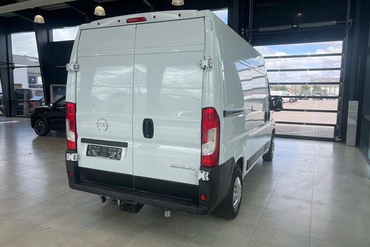 Hvid Opel Movano fra 2022