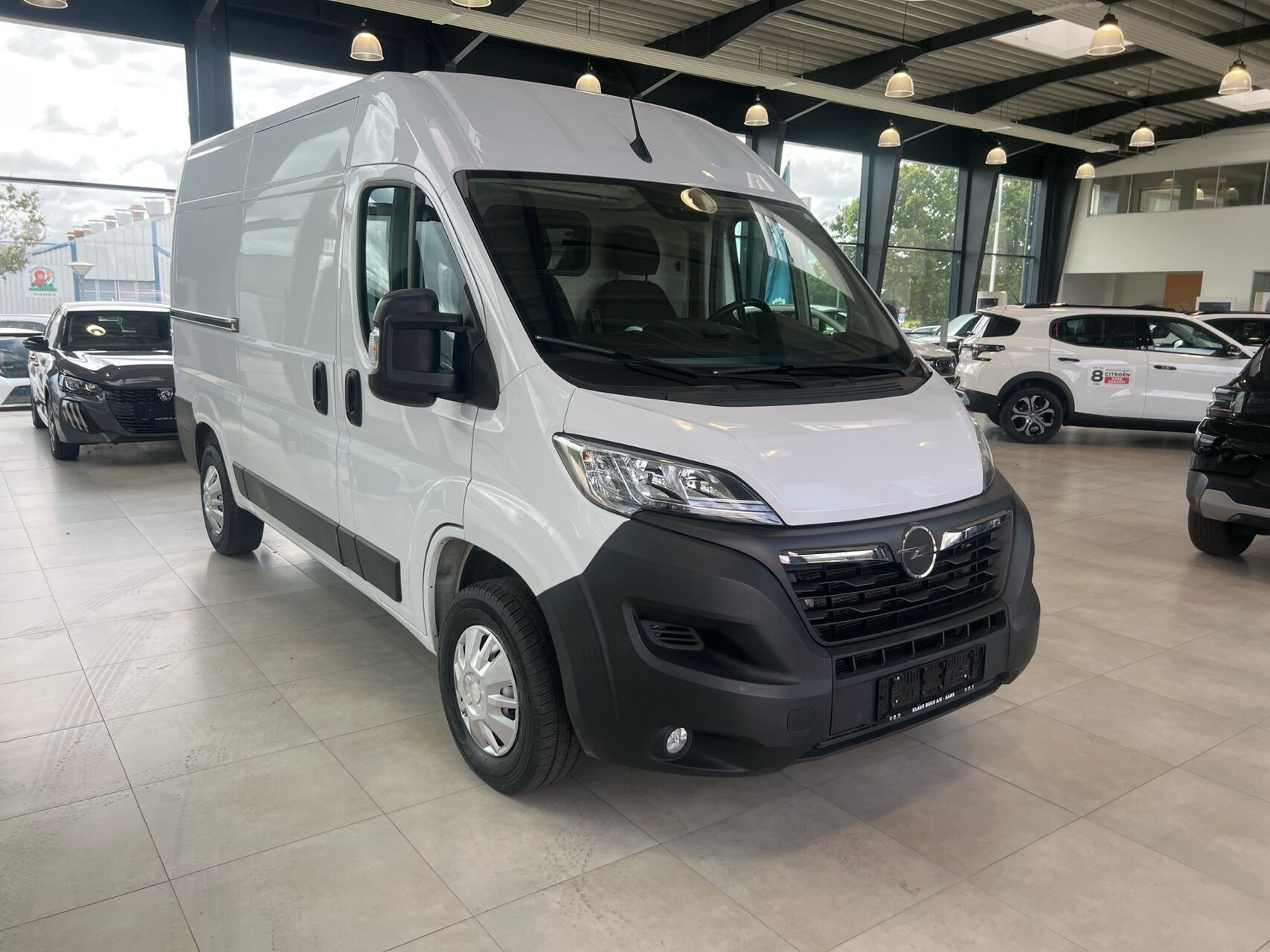 Hvid Opel Movano fra 2022