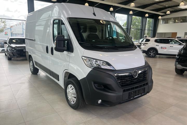 Hvid Opel Movano fra 2022