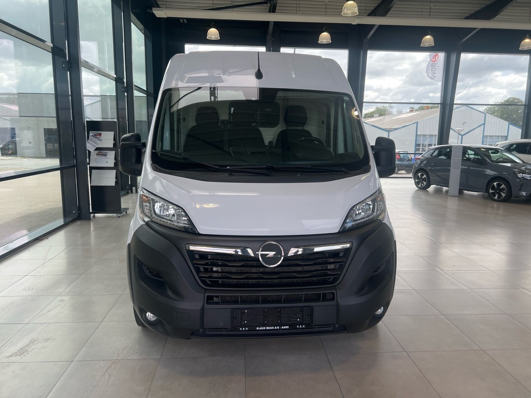 Hvid Opel Movano fra 2022