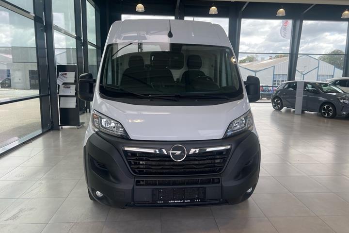 Hvid Opel Movano fra 2022