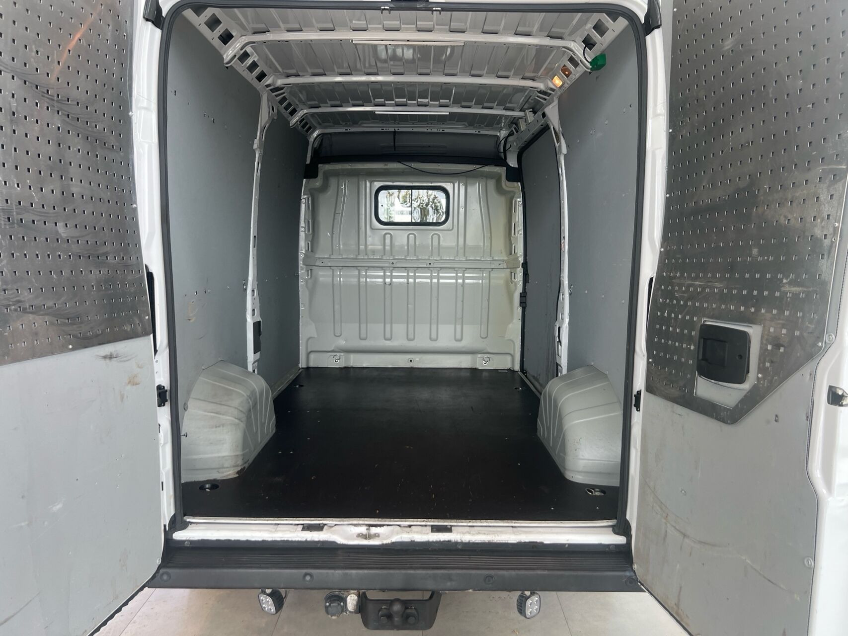 Hvid Opel Movano fra 2022