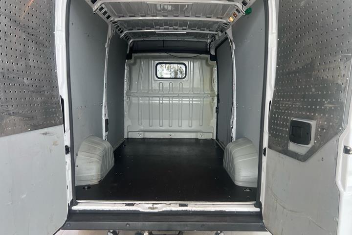 Hvid Opel Movano fra 2022