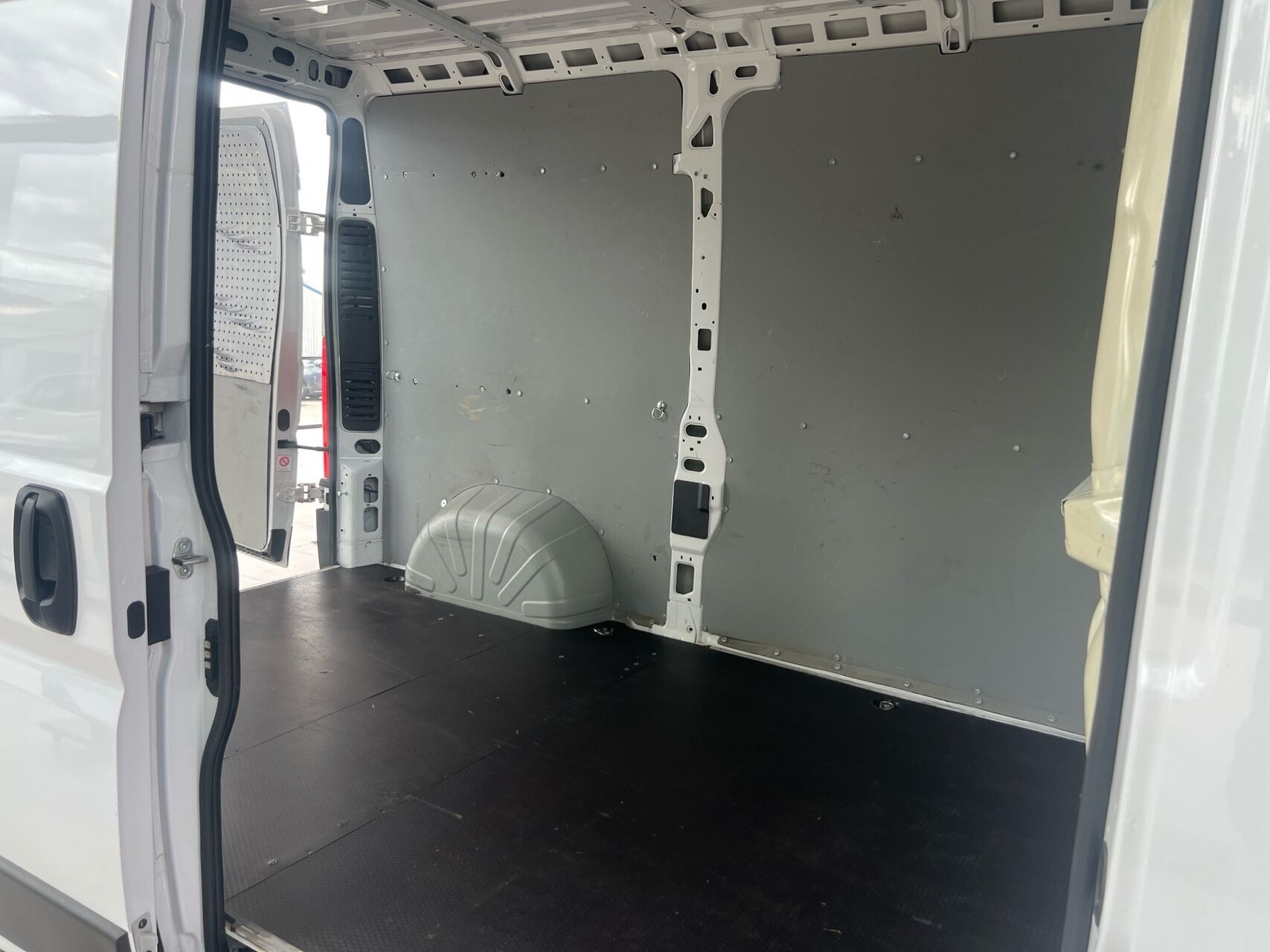 Hvid Opel Movano fra 2022