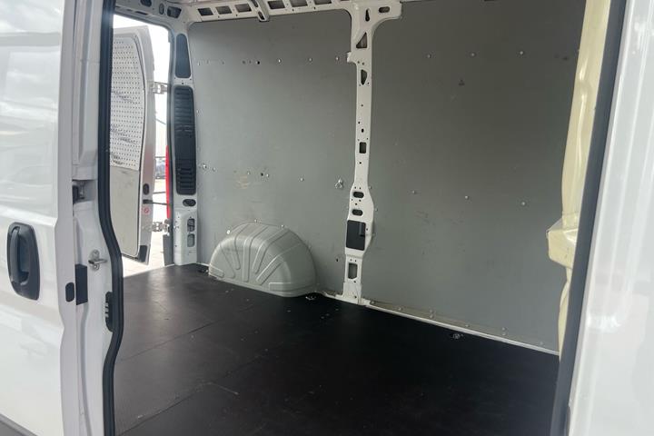 Hvid Opel Movano fra 2022