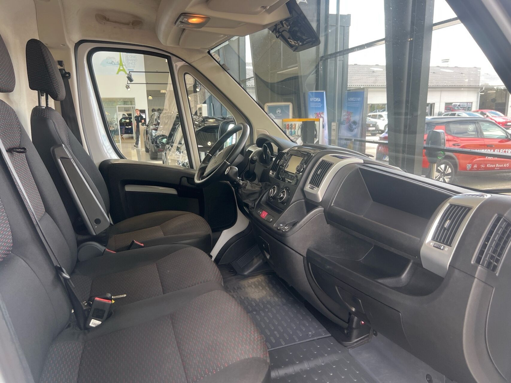 Hvid Opel Movano fra 2022