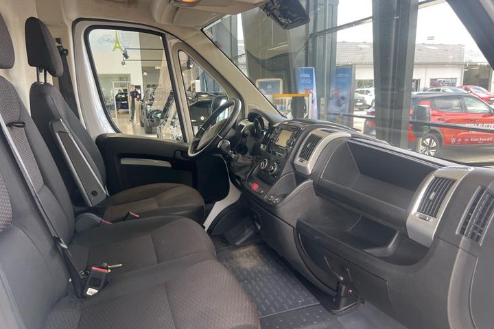 Hvid Opel Movano fra 2022