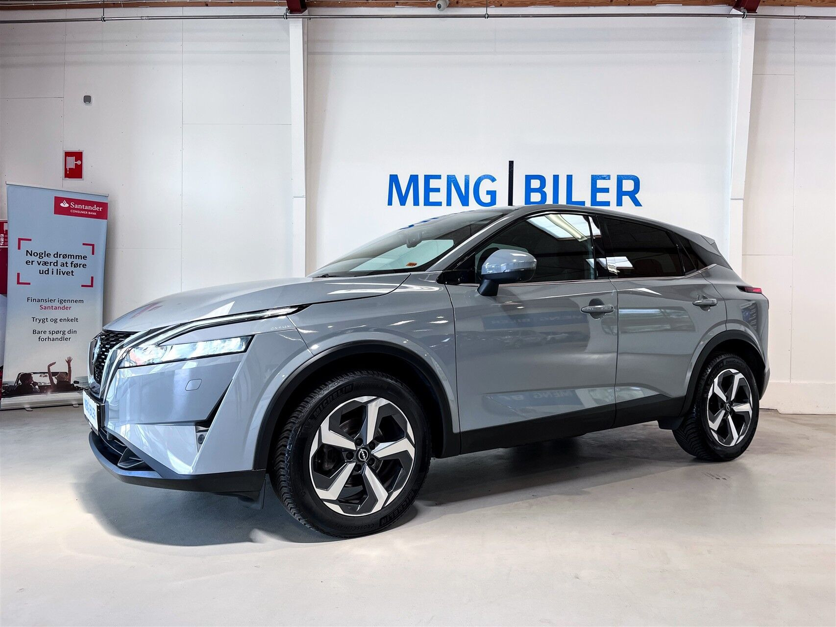 Grå Nissan Qashqai fra 2023 set udefra
