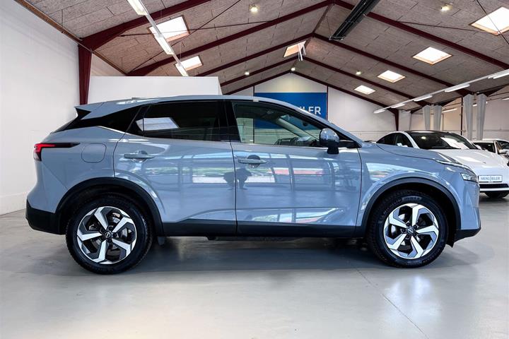 Grå Nissan Qashqai fra 2023