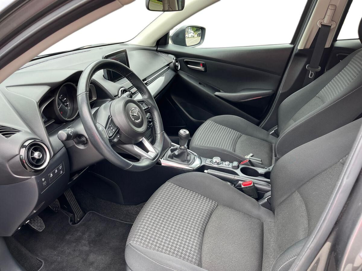 Grå Mazda 2 fra 2019
