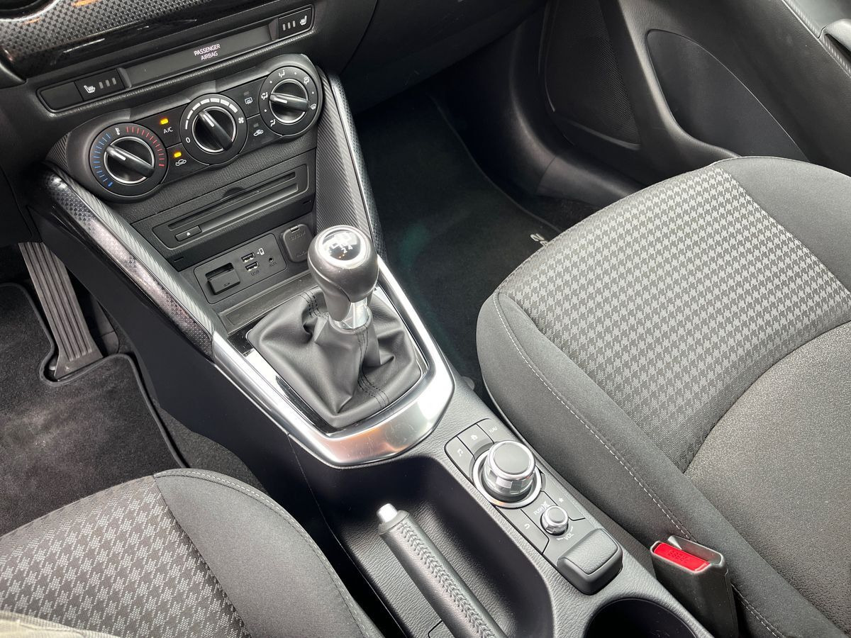 Grå Mazda 2 fra 2019
