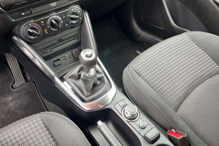 Grå Mazda 2 fra 2019