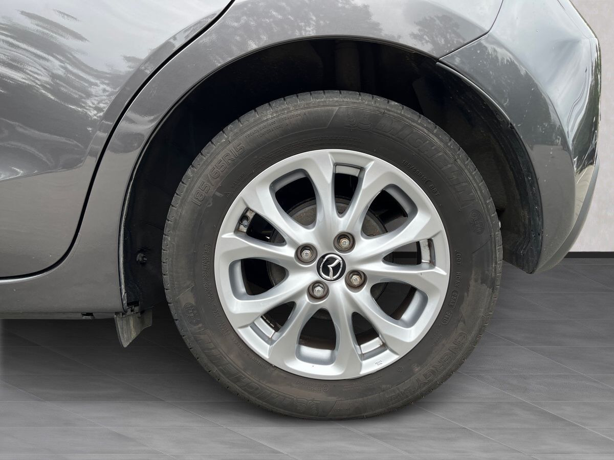 Grå Mazda 2 fra 2019